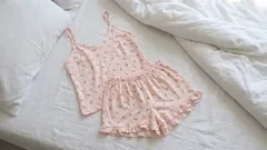 Kuinka monta yötä voit käyttää pyjamaa ennen pesua: annamme sinulle tarkan vastauksen