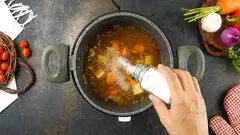 Pelastetaan liian suolainen keitto: mitä tuotetta lisätä ylimääräisen suolan poistamiseksi